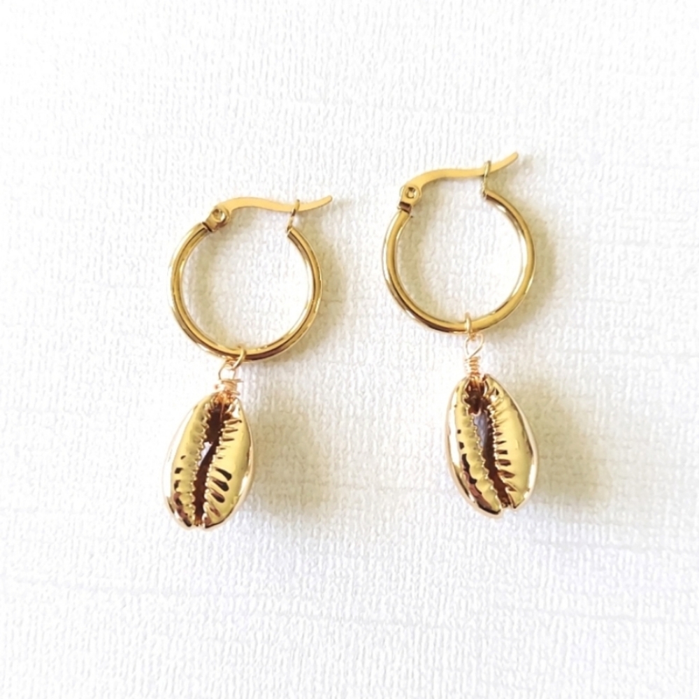 Beachy Seashell & Stainless Steel Earrings - Gold